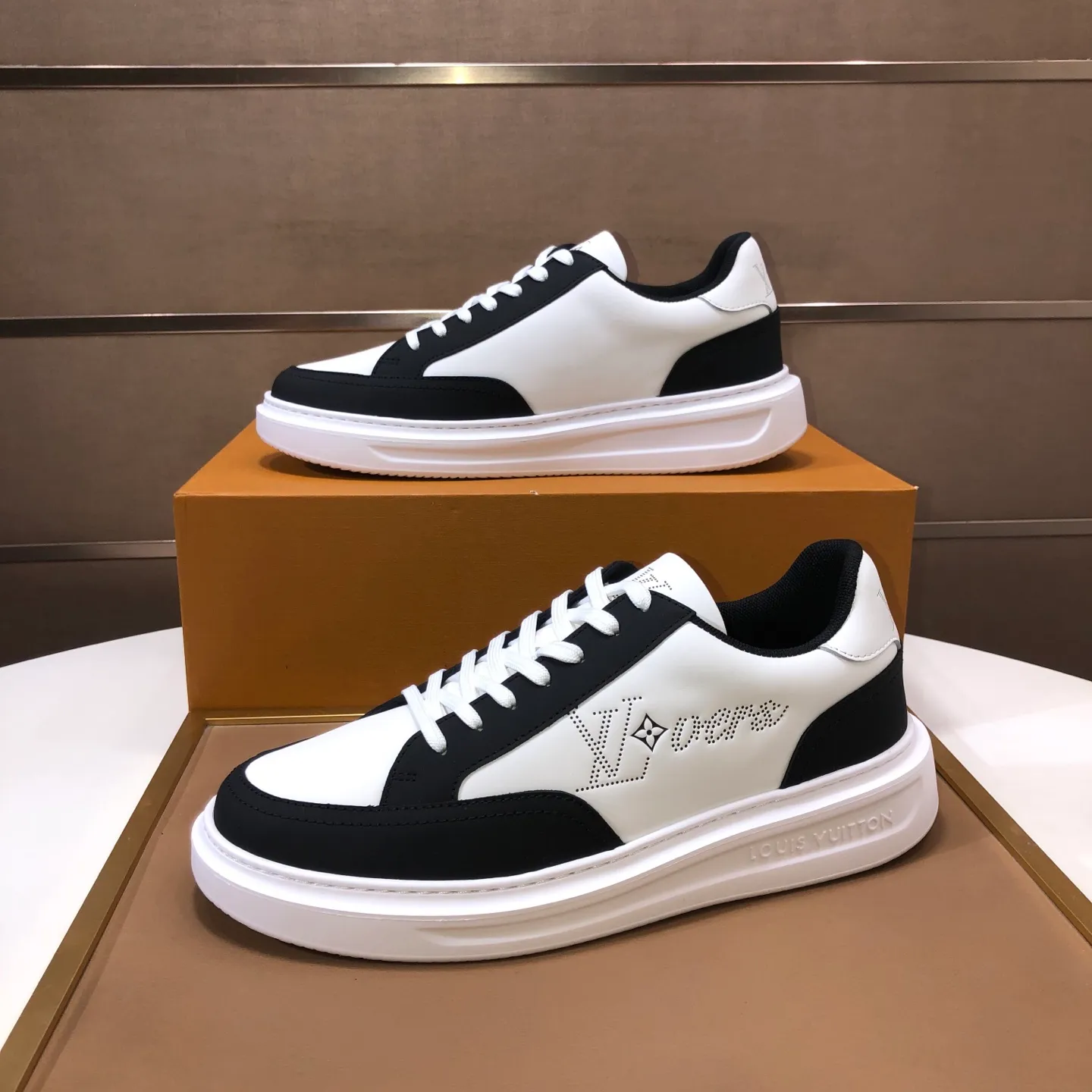 Factory batch 640💰original development, quality shipment, welcome to compare - LV sneaker series sports shoes introduce the loose silhouette of the ready-to-wear series into the spring and summer men's wear shows and make an eye-catching appearance. The cow leather upper is combined with rough fabric laces, and colorful beading highlights the brand's classic elements. LV letters mark the tongue and Monogram floral outsole. Mixed materials Made of top-grain cowhide, thick shoelace design, large Monogram print on the side, mesh lining and cotton feet, the comfort is as extreme as ever, premium heritage, quality first, worth owning! Size: Men’s 38-45 (45 is custom-made and cannot be returned or exchanged)